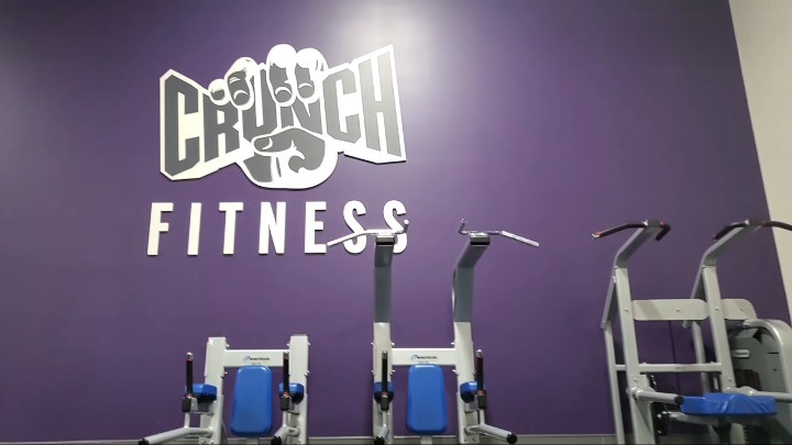 CRUNCH FITNESS GYM equipment_